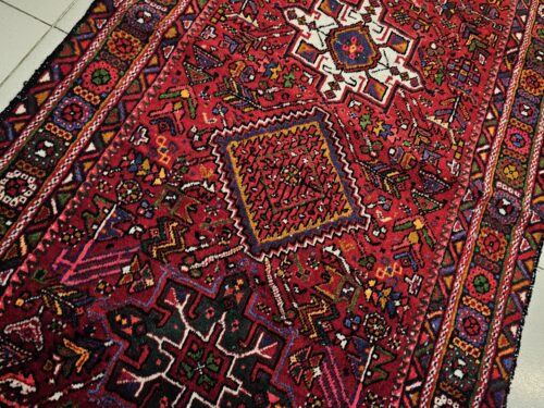 فرش کناره دستباف قرجه هریس – ابعاد ۴×۰.۸ متر – طرح سه ترنج اصیل با رنگرزی فوق ممتاز